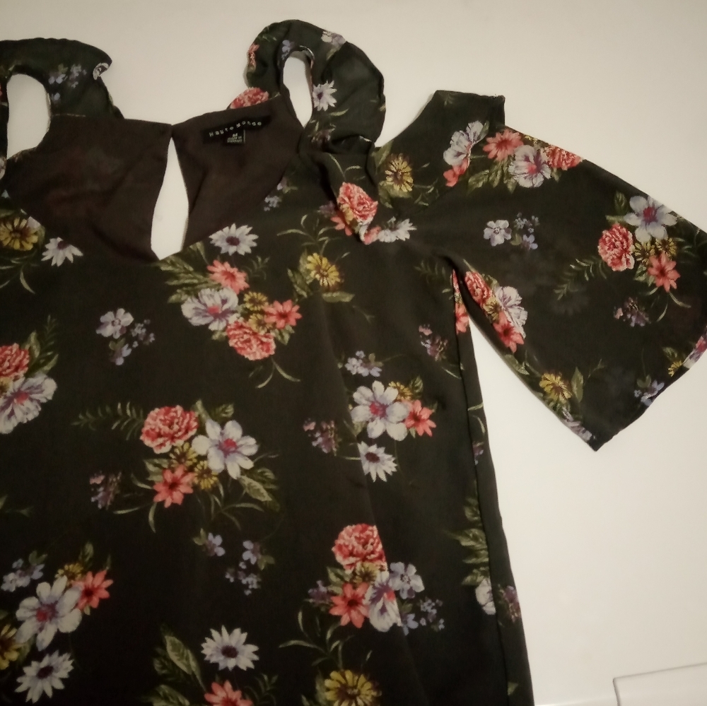 Haute Monde floral cold shoulder top, medium